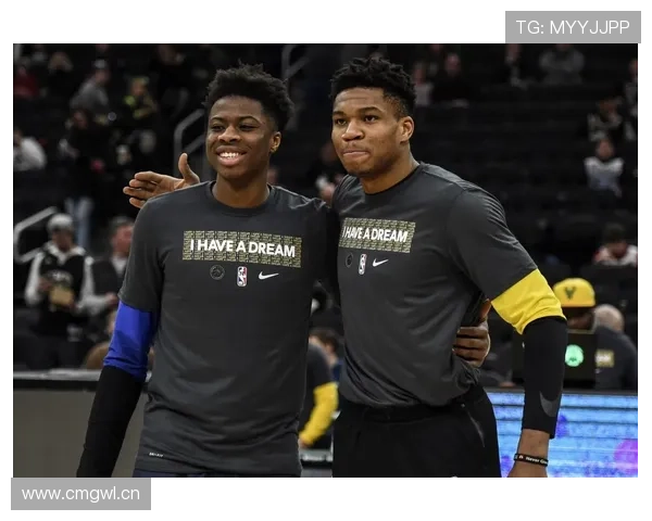 这生活节奏也太反差了，阿德托昆博球场上猛男，下了场竟然喜欢这样过日子？