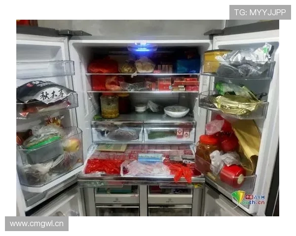 勒布朗家冰箱里塞满蛋白粉，邻居说他半夜三点还在投篮