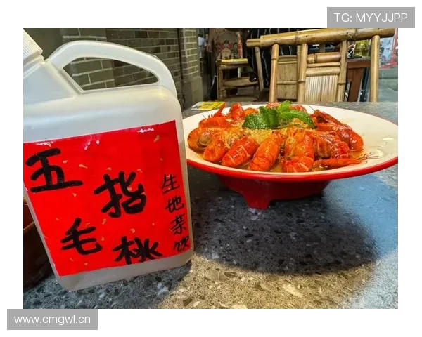 蒋圣龙又被拍到凌晨高档餐厅吃龙虾，隔壁桌根本没他钱包厚！