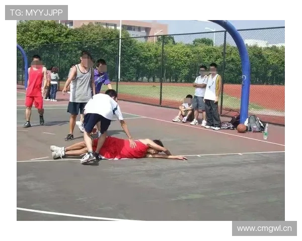 身体接触在篮球比赛中何时会判罚？完整规则解析